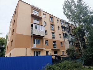 Планують завершити роботи до кінця року: у Запоріжжі продовжують відновлювати будинок, який двічі був пошкоджений обстрілами, - ФОТО