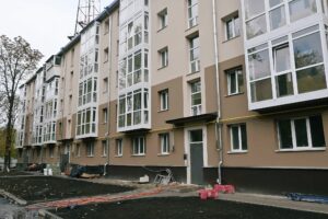 Завершают укладку плитки в санузлах: в Запорожье продолжается восстановление полуразрушенной вражеским ударом пятиэтажки, — ФОТО