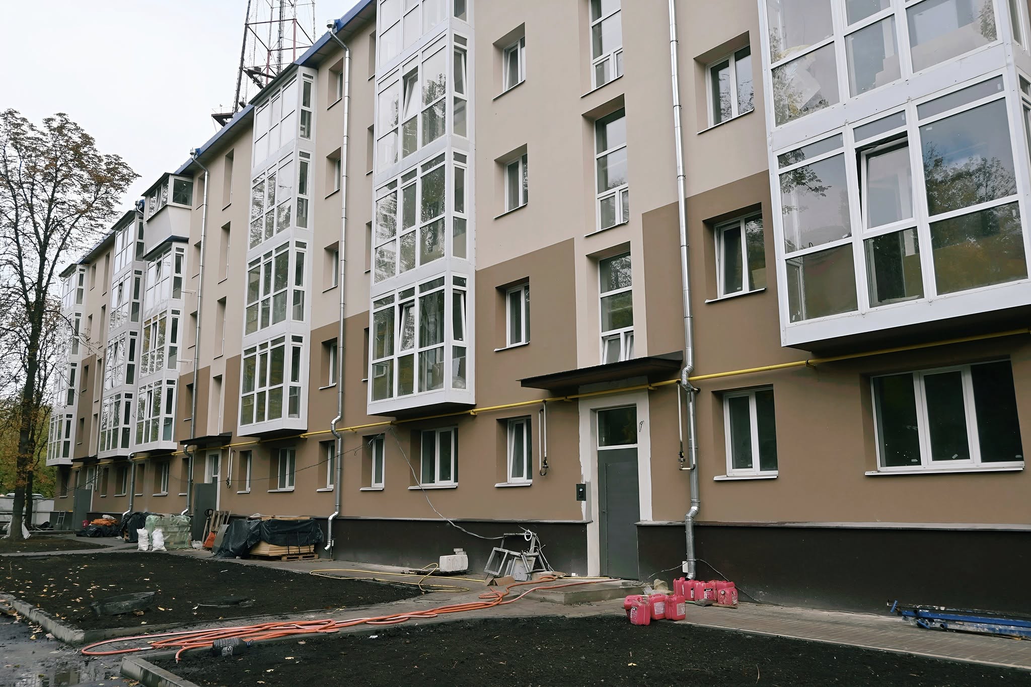 Завершают укладку плитки в санузлах: в Запорожье продолжается восстановление полуразрушенной вражеским ударом пятиэтажки, — ФОТО