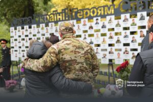 У Запоріжжі на Алеї пам’яті відкрили чотири нових стенди з портретами загиблих захисників, — ФОТО