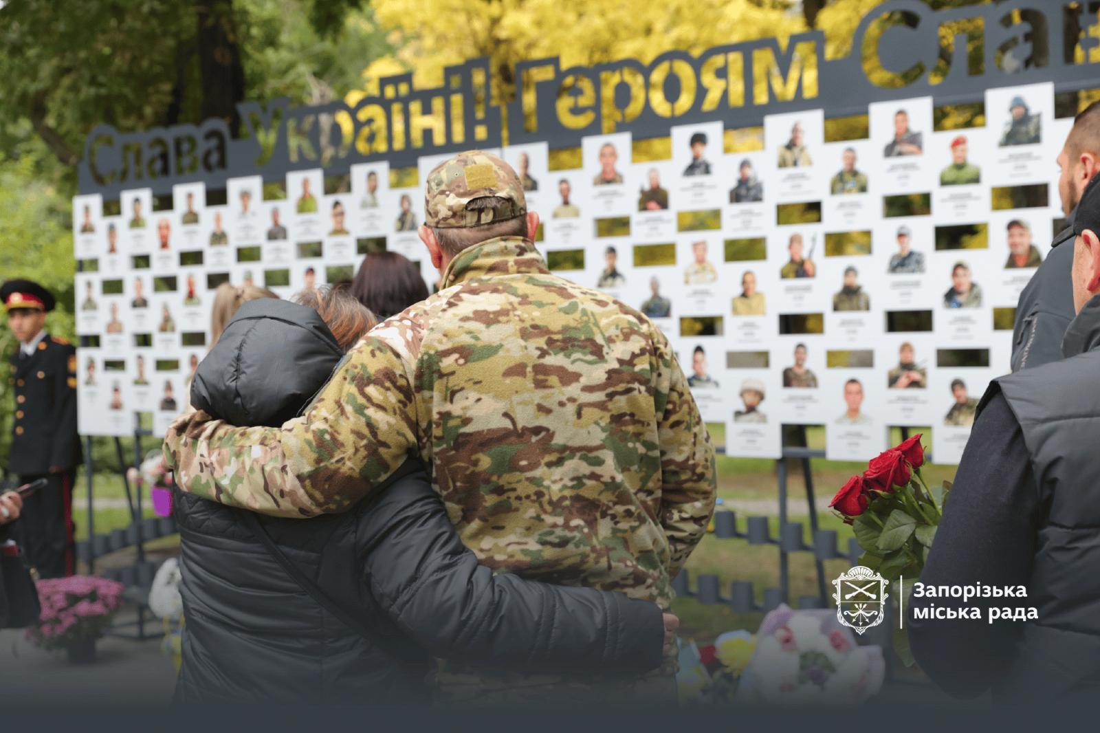 В Запорожье на Аллее памяти открыли четыре новых стенда с портретами погибших защитников, — ФОТО