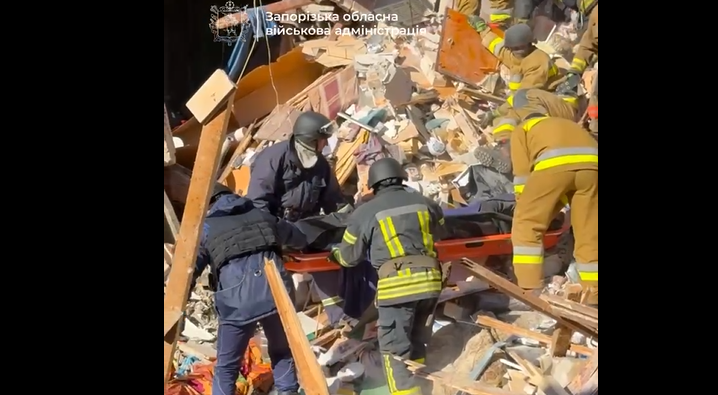 З-під завалів зруйнованого ударами запорізького гуртожитку дістали ще одну загиблу людину, — ВІДЕО