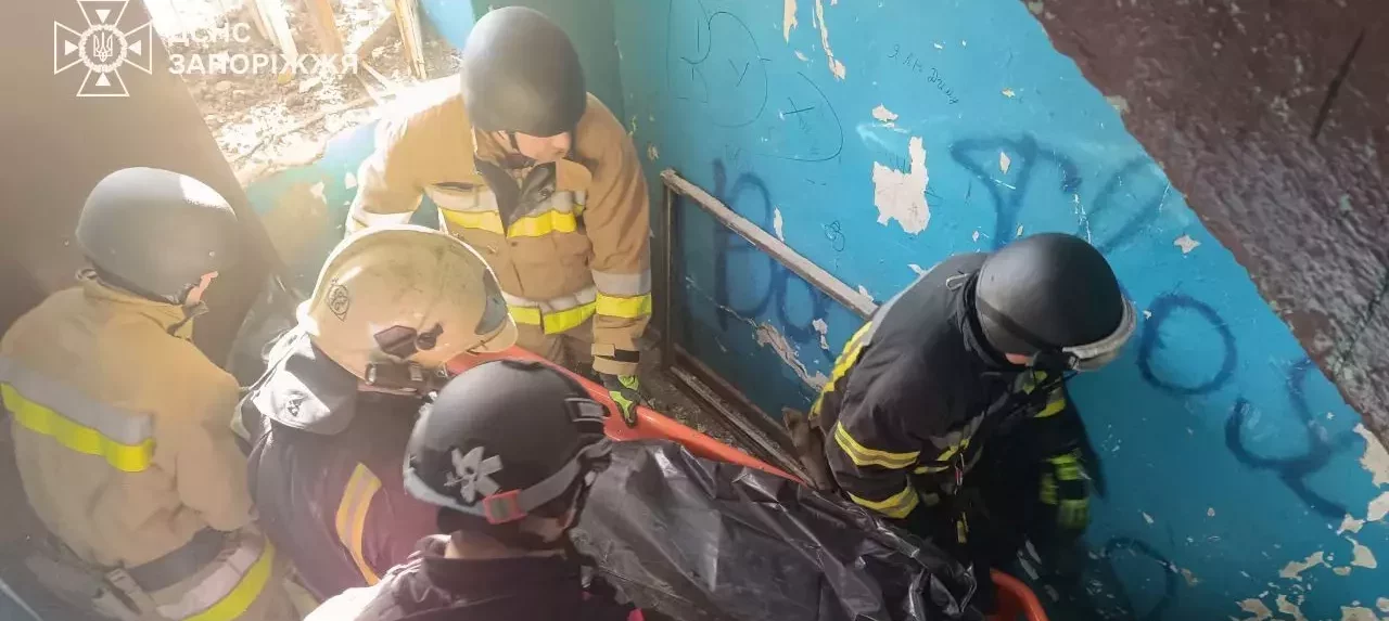 Після ударів по Запоріжжю з-під завалів дістали загиблого чоловіка, — ВІДЕО