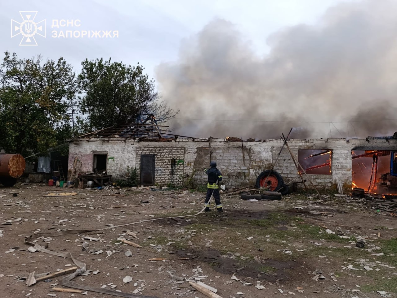 Росіяни вдарили безпілотниками по агропідприємству в Запорізькому районі: виникла пожежа