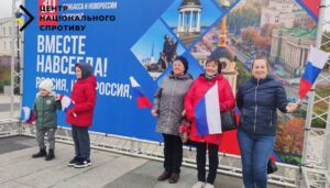Вивели на вулиці школярів та бюджетників: окупанти вигнали людей на примусовий «парад покори»