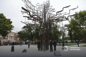 На «Дереві пам’яті» в Запоріжжі з’явилось нових 72 дзвіночки з іменами полеглих захисників, — ФОТО