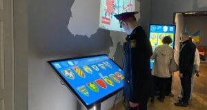 В Запорожье в честь павших оборонцев презентовали проект «Призмы памяти: имена непокоренных», — ФОТО