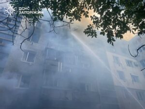 Горіли багатоповерхівка, покрівля адмінбудівлі та гаражу: в Запорізькій області сталися пожежі через російські обстріли