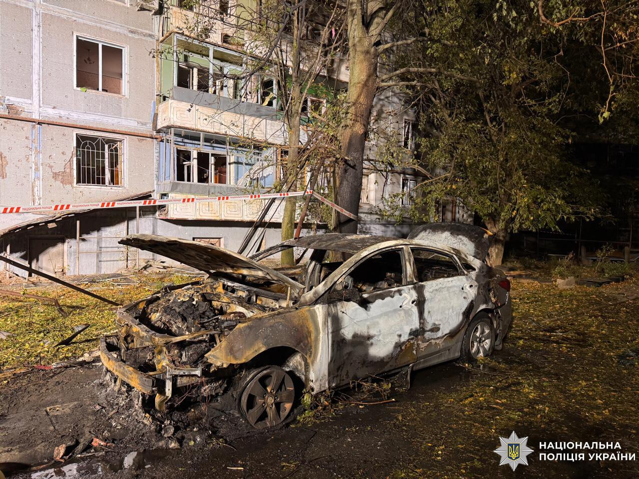 Горіли житлові будинки та машини: наслідки нічної російської атаки Запоріжжя, — ФОТО, ВІДЕО