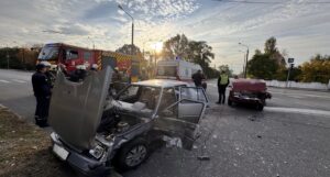 В Запорожье столкнулись «ЗАЗ» и «ВАЗ»: спасатели доставали пострадавшего водителя из поврежденного авто, — ФОТО
