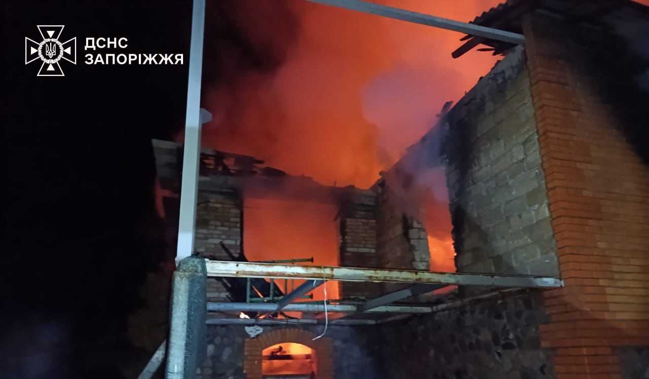 В поселке под Запорожьем из-за российских обстрелов полыхал жилой дом, — ФОТО