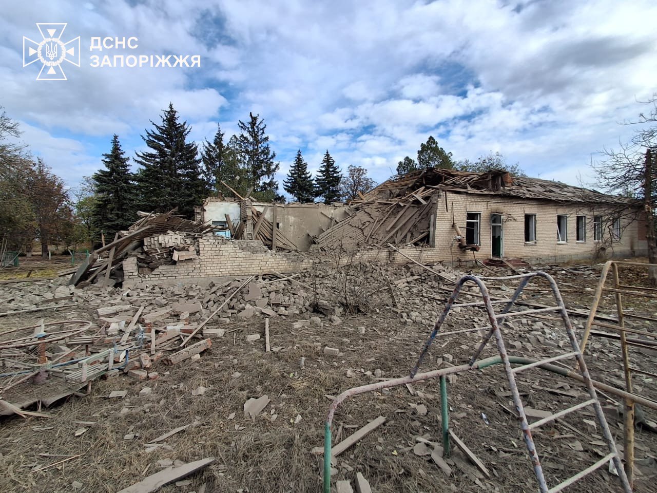 Росіяни скинули КАБи на село Пологівського району: поранено людей, зруйновано будинки та дитсадок, - ФОТО