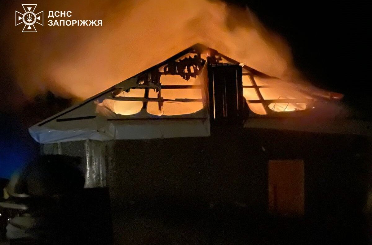 Через російські обстріли у Запорізькій області палали житловий будинок та пів гектара сухої трави, — ФОТО