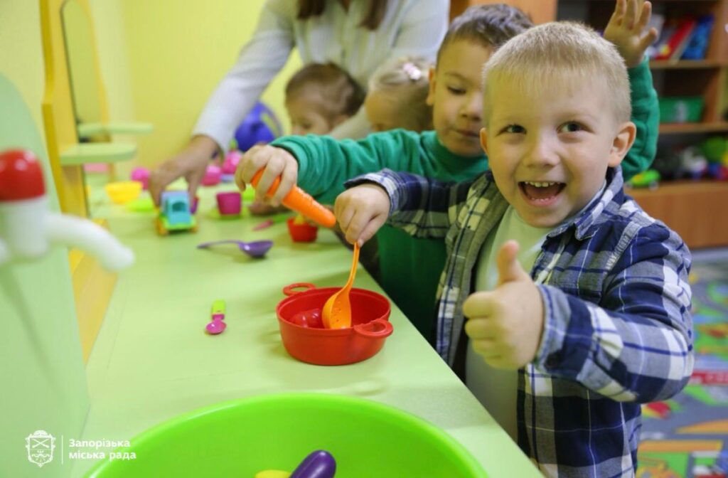 У Запоріжжі вперше з початку широкомасштабної війни відновили роботу ясельних груп: діти перебувають в укриттях (ФОТО)