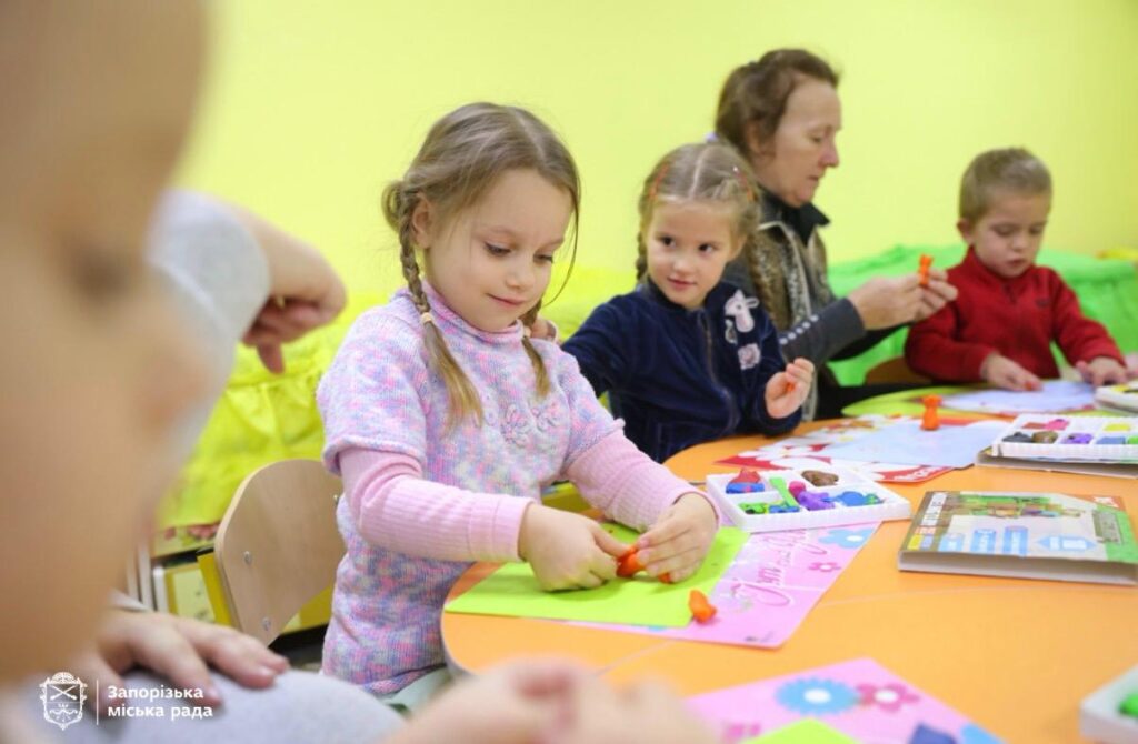 У Запоріжжі вперше з початку широкомасштабної війни відновили роботу ясельних груп: діти перебувають в укриттях (ФОТО)