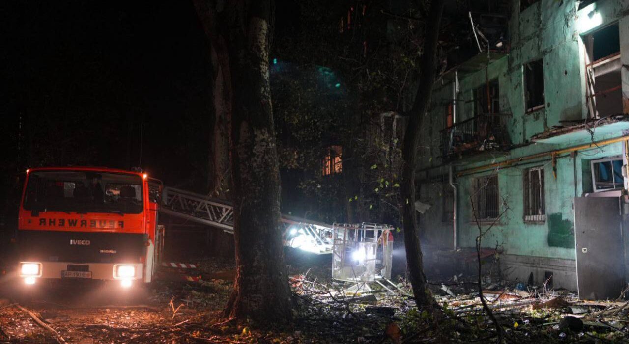 Ворог вночі вдарив по Запоріжжю «шахедами»: постраждали люди, є руйнування та відключення світла, — ФОТО, ВІДЕО