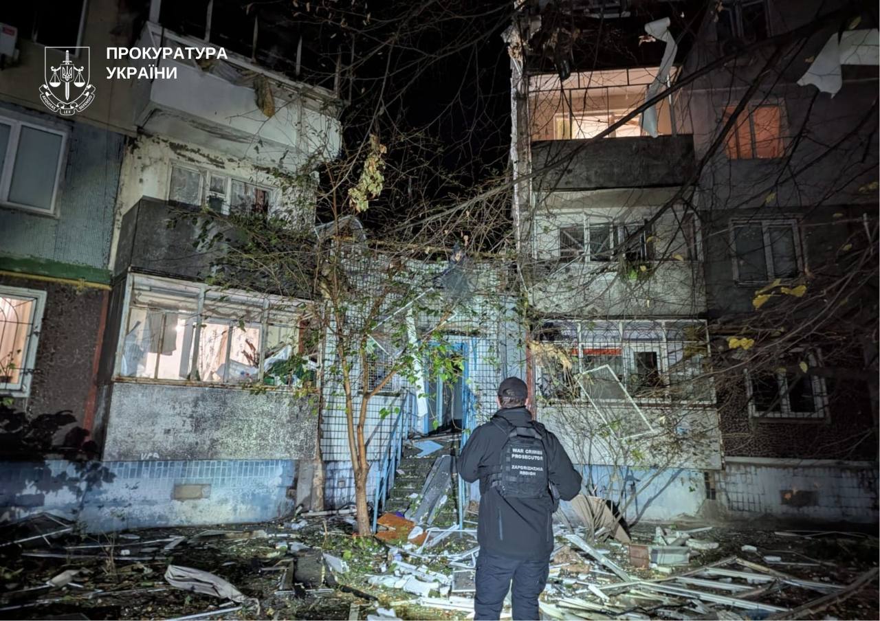 Щонайменше 13 поранених, серед них двоє дітей: нічний обстріл Запоріжжя розслідують як воєнний злочин, — ФОТО