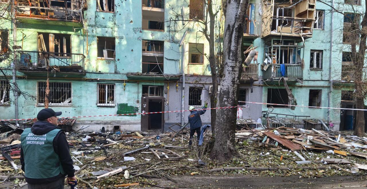 Пошкодження та засмічення земель у трьох районах Запоріжжя: екологи показали наслідки нічних ударів по місту, — ФОТО