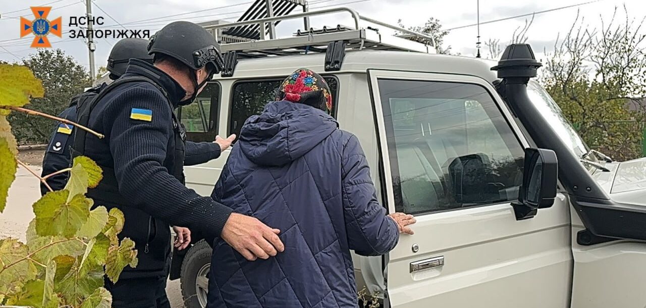 Довго не наважувалася на виїзд: рятувальники евакуювали з прифронтової Преображенки літню жінку, — ФОТО, ВІДЕО