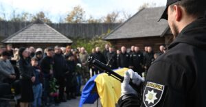 У Запоріжжі провели в останню путь сержанта поліції Сергія Ярмонова, який виконував завдання на передовій, — ФОТО, ВІДЕО