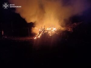 Горели дома, гаражи и авто: последствия российских ударов по Запорожской области, — ФОТО