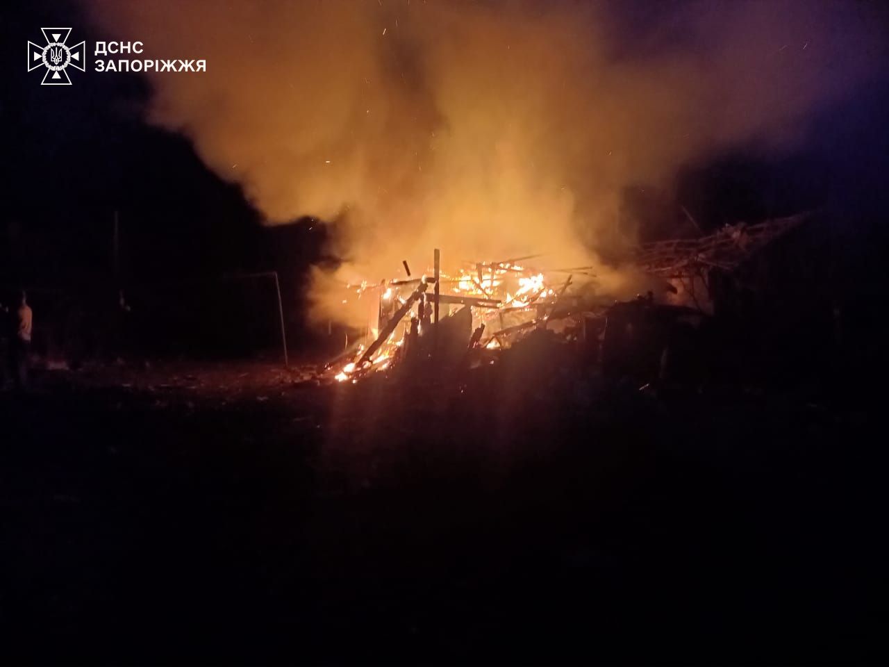 Горіли будинки, гаражі та авто: наслідки російських ударів по Запорізькій області, — ФОТО