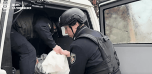 С вещами и домашними питомцами: из прифронтовых населенных пунктов Запорожской области эвакуировали еще две семейные пары, — ВИДЕО