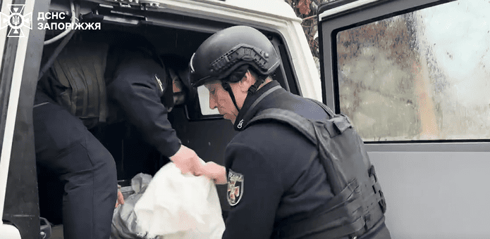 З речами та домашніми улюбленцями: з прифронтових населених пунктів Запорізької області евакуювали ще дві сімейні пари, — ВІДЕО