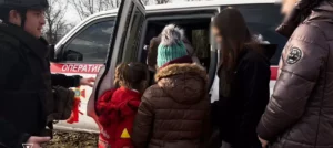Евакуація в умовах постійного шуму вибухів: з запорізького села вивезли дві багатодітні родини, — ВІДЕО