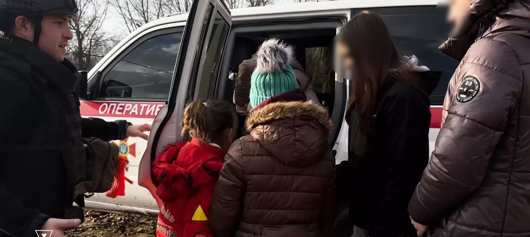 Евакуація в умовах постійного шуму вибухів: з запорізького села вивезли дві багатодітні родини, — ВІДЕО