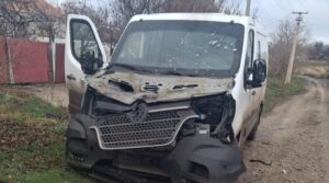 Ворог вдарив по евакуаційному авто у запорізькому селі: машину вдалося забрати з-під обстрілів, — ВІДЕО