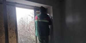 Ночной удар по Запорожью 25 ноября: специалисты закрыли выбитые окна в 50 домах и отремонтировали шесть крыш