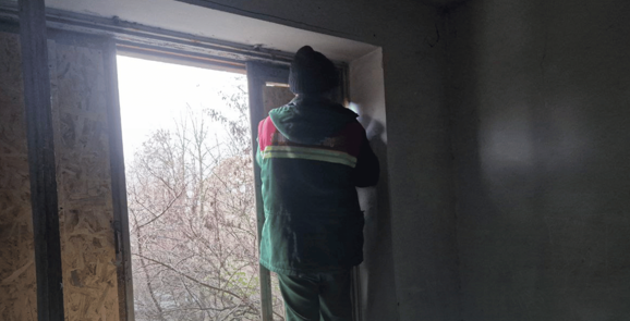 Нічний удар по Запоріжжю 25 листопада: фахівці закрили вибиті вікна у 50 будинках та відремонтували шість покрівель