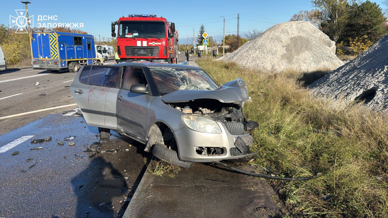У Запоріжжі зіштовхнулись три авто: є загиблий та постраждалі, — ФОТО