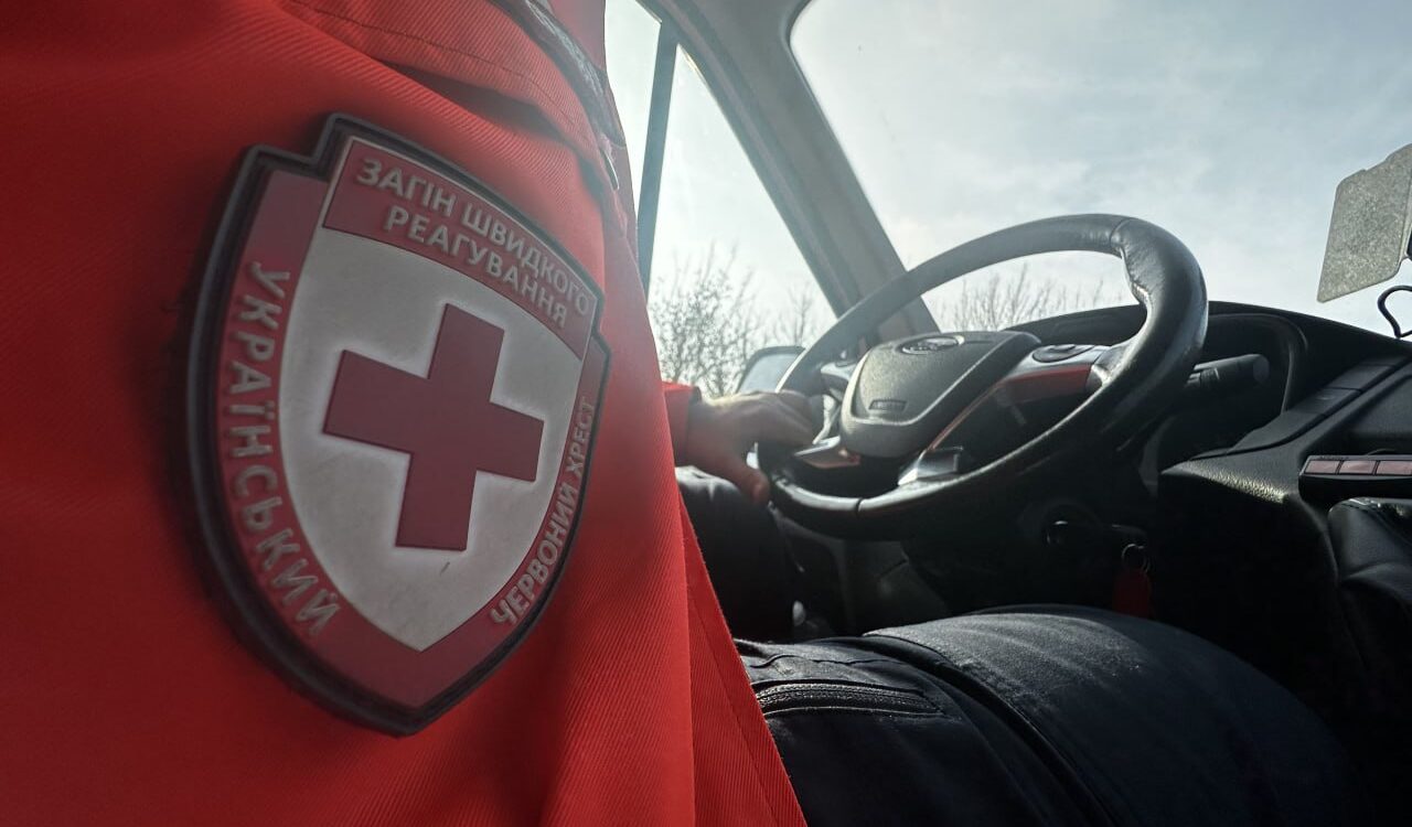 Дом расположен в нескольких километрах от линии огня: в Запорожье из прифронтовой зоны эвакуировали двух женщин, — ФОТО, ВИДЕО