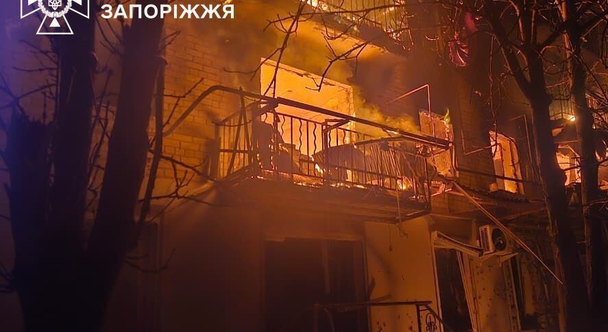 Из-за ударов российских войск в Запорожской области полыхали авто и пятиэтажный дом, — ФОТО