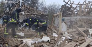 Після ударів по Запорізькому району з-під завалів зруйнованого будинку дістали загиблого чоловіка, — ФОТО