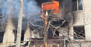 В прифронтовому Оріхові через російські обстріли палали квартири у п’ятиповерховому житловому будинку, — ФОТО