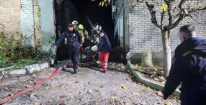 У Запоріжжі сталася пожежа у житловому будинку: під час гасіння врятували чоловіка, його забрала «швидка»