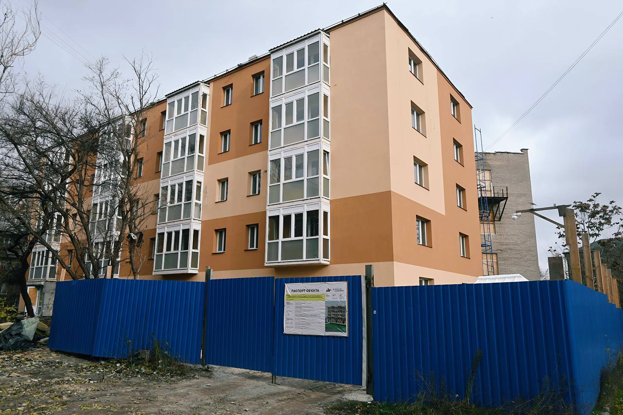 Завершают установку балконов и занимаются благоустройством территории: в Запорожье продолжается восстановление дома, дважды поврежденного вражеским ударом