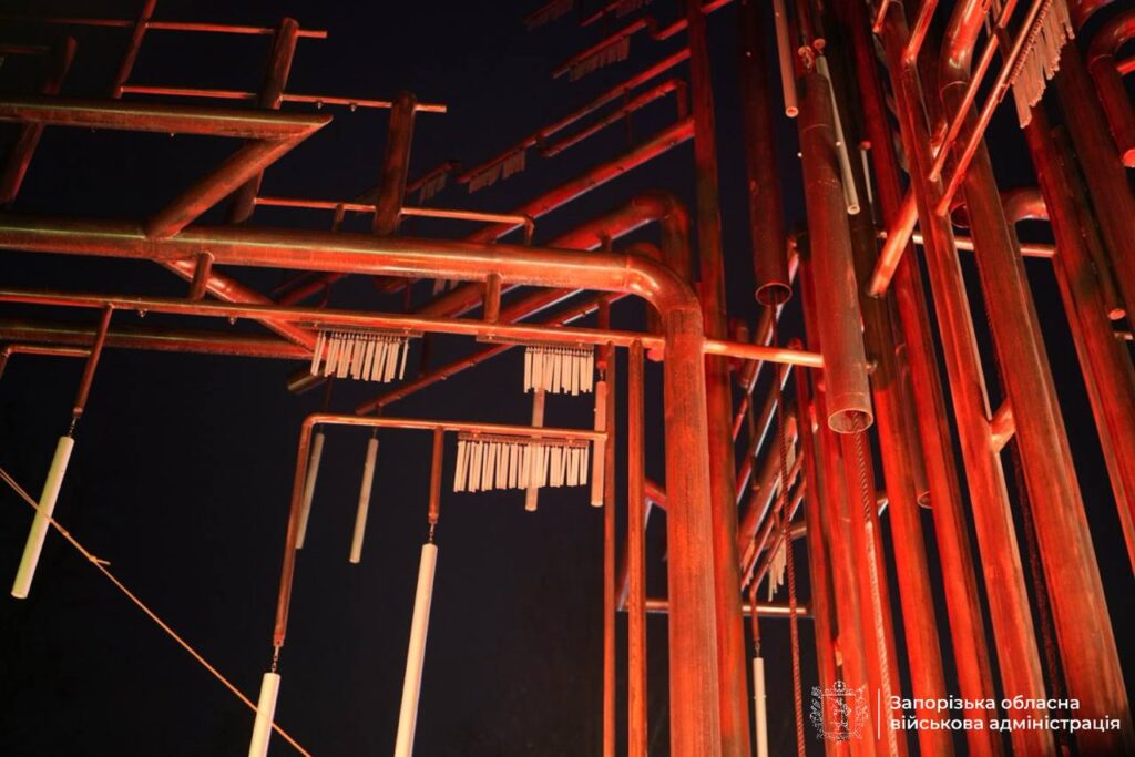 На запорізькому меморіалі «Дерево пам’яті» з’явились 85 нових дзвіночків з іменами полеглих захисників, - ФОТО