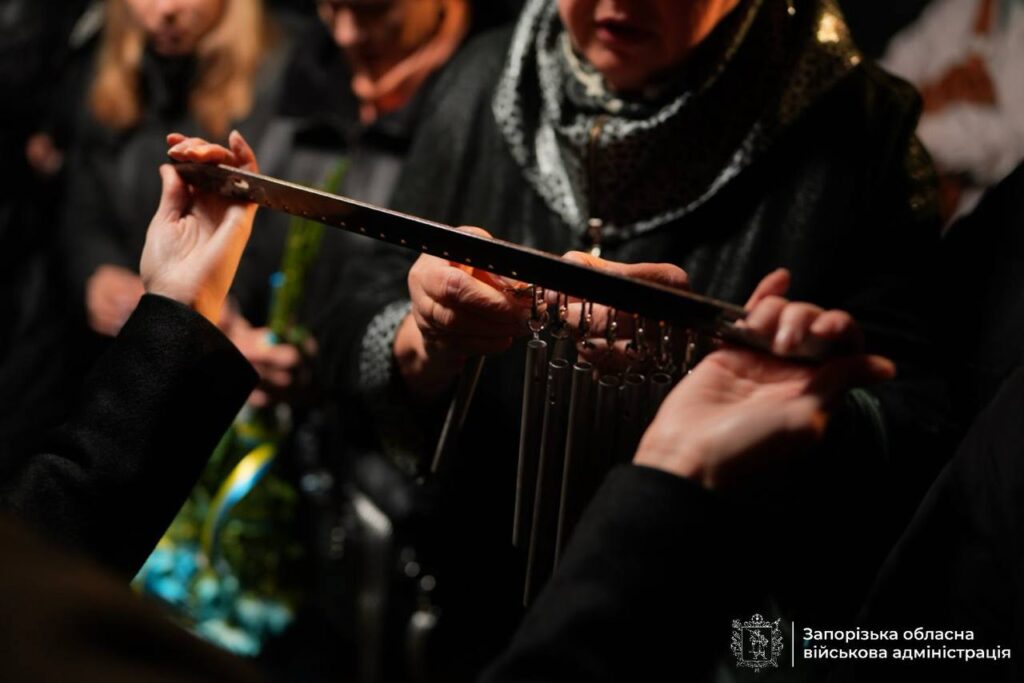 На запорізькому меморіалі «Дерево пам’яті» з’явились 85 нових дзвіночків з іменами полеглих захисників, - ФОТО