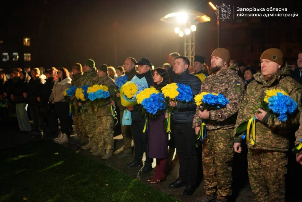 На запорізькому меморіалі «Дерево пам’яті» з’явились 85 нових дзвіночків з іменами полеглих захисників, - ФОТО