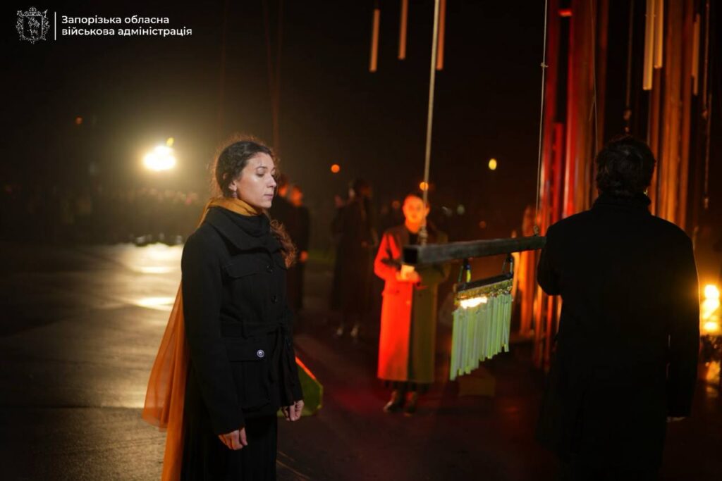 На запорізькому меморіалі «Дерево пам’яті» з’явились 85 нових дзвіночків з іменами полеглих захисників, - ФОТО