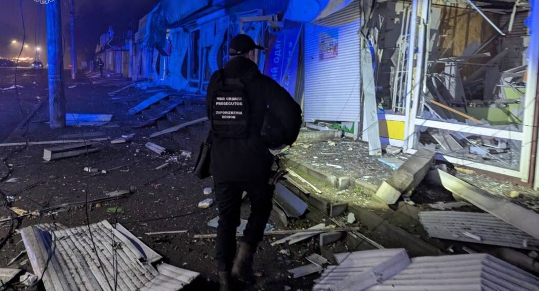 Били авіабомбою: нічний удар по Запоріжжю розслідують як воєнний злочин, — ФОТО