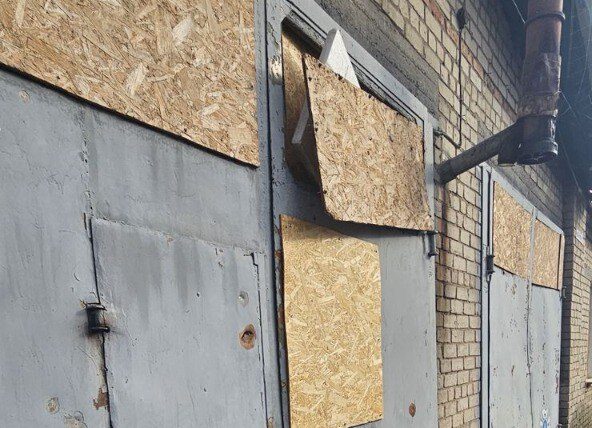 Ворог вдарив по підрозділу ДСНС в Оріхові: уламки боєприпасів пошкодили ворота, — ФОТО