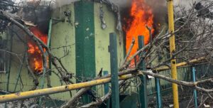 Через російські обстріли прифронтового Оріхова палав житловий будинок, — ФОТО