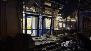 Ввечері ворог вдарив дроном по багатоповерхівці у Запоріжжі: є поранені, пошкоджено магазин, — ФОТО, ВІДЕО