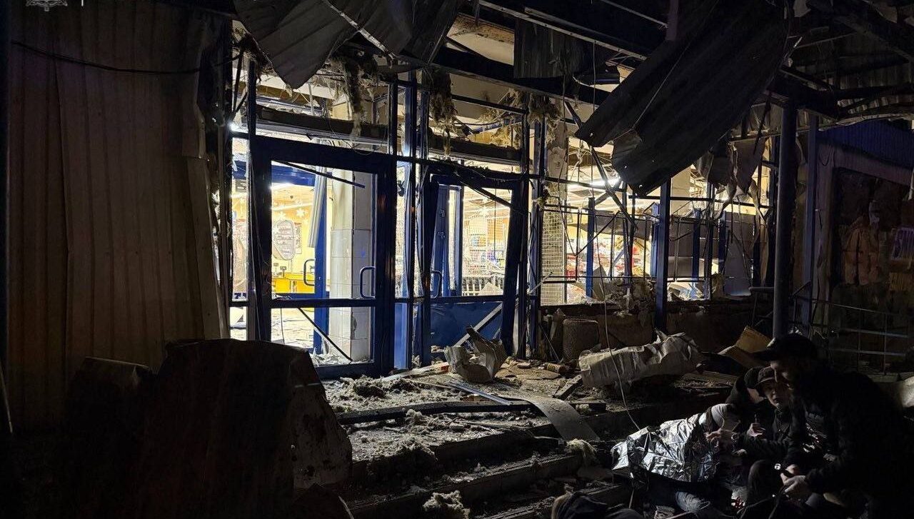 Ввечері ворог вдарив дроном по багатоповерхівці у Запоріжжі: є поранені, пошкоджено магазин, — ФОТО, ВІДЕО