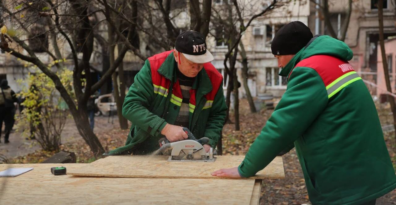 Ліквідація наслідків атаки: після вчорашніх ударів по Запоріжжю закрили вікна у 19 багатоквартирних та 24 приватних будинках